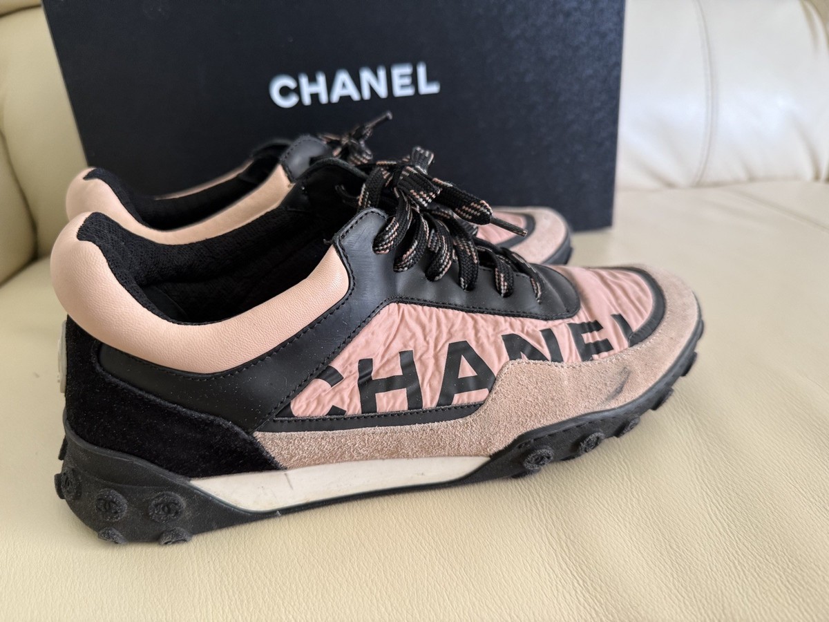 auth CHANEL pink and black with Chanel logo LOW TOP Sneakers