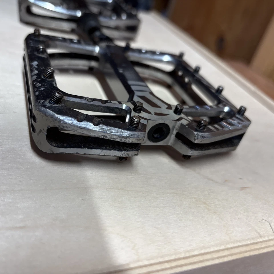 Pedales de bicicleta de montaña de plataforma plana plateados Deity TMAC Signature Foto 4 de 4