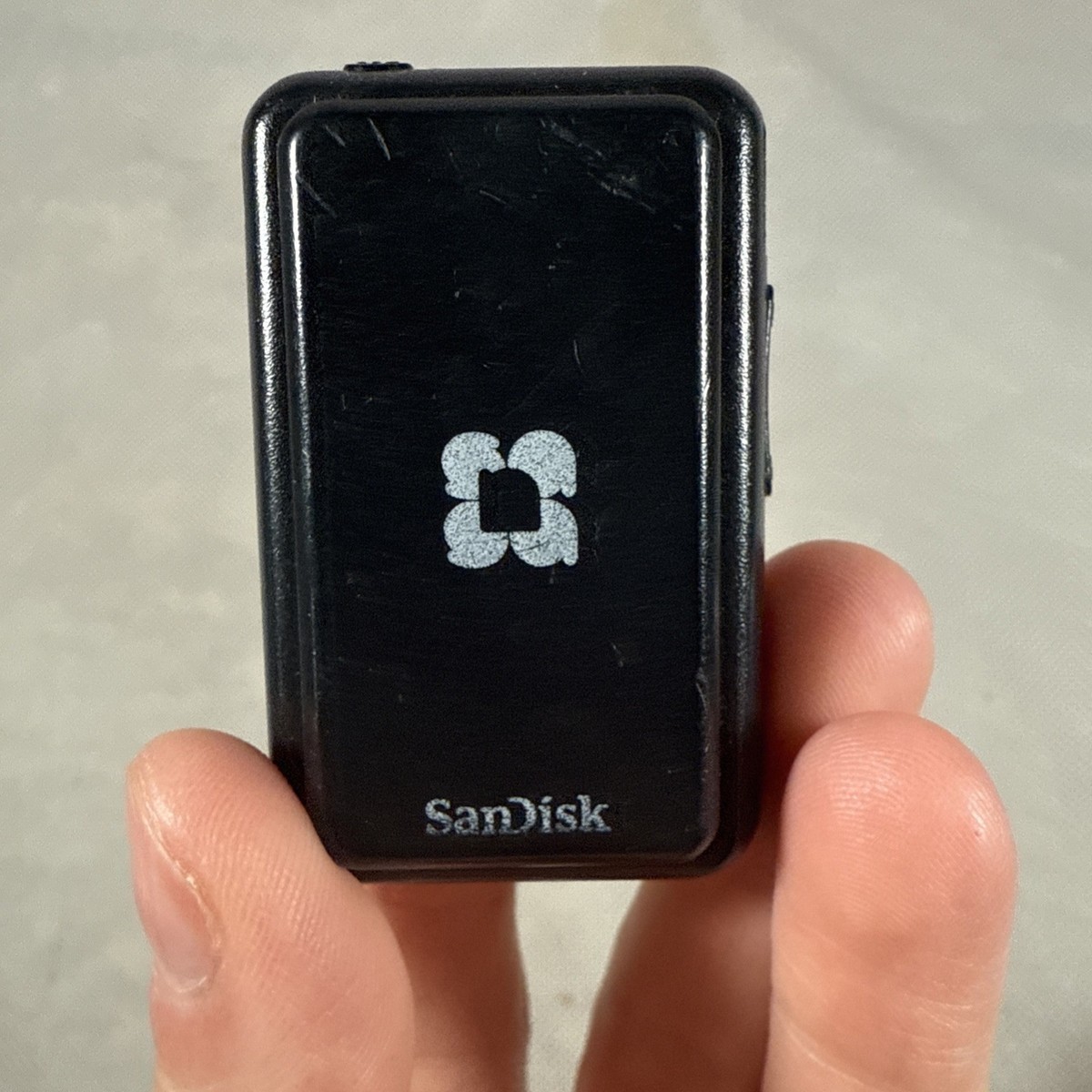 SanDisk Sansa Clip Purple USB 2.0 Digital Display 2GB MP3
