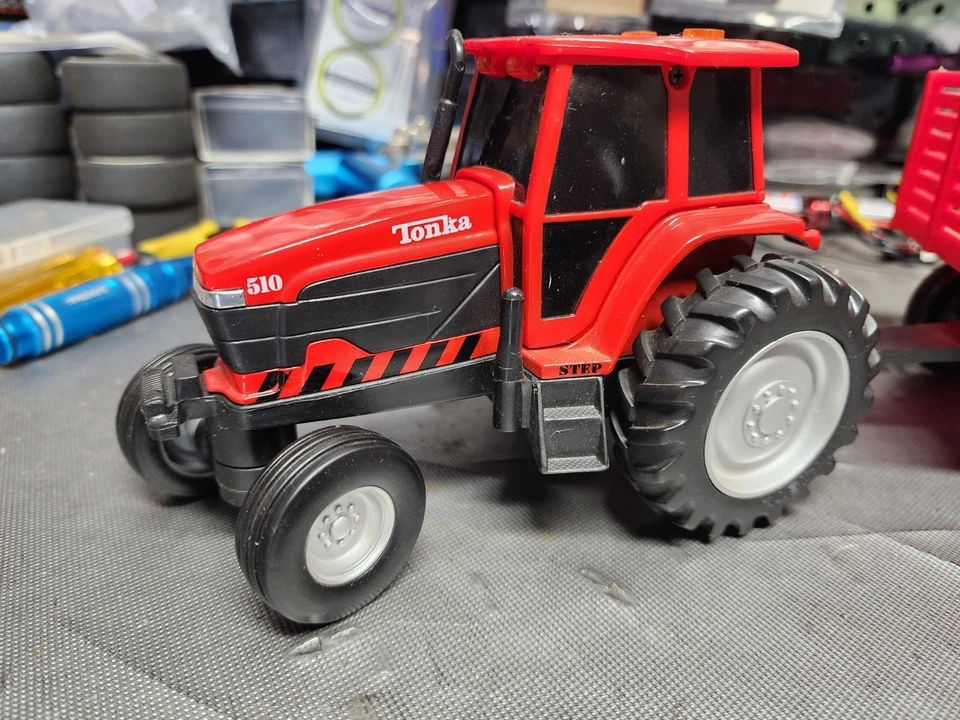 2001 Maisto Hasbro TONKA Plastic/Diecast 510 Toy Tractor IH JLE ERTL Trailer - Image 2 of 4