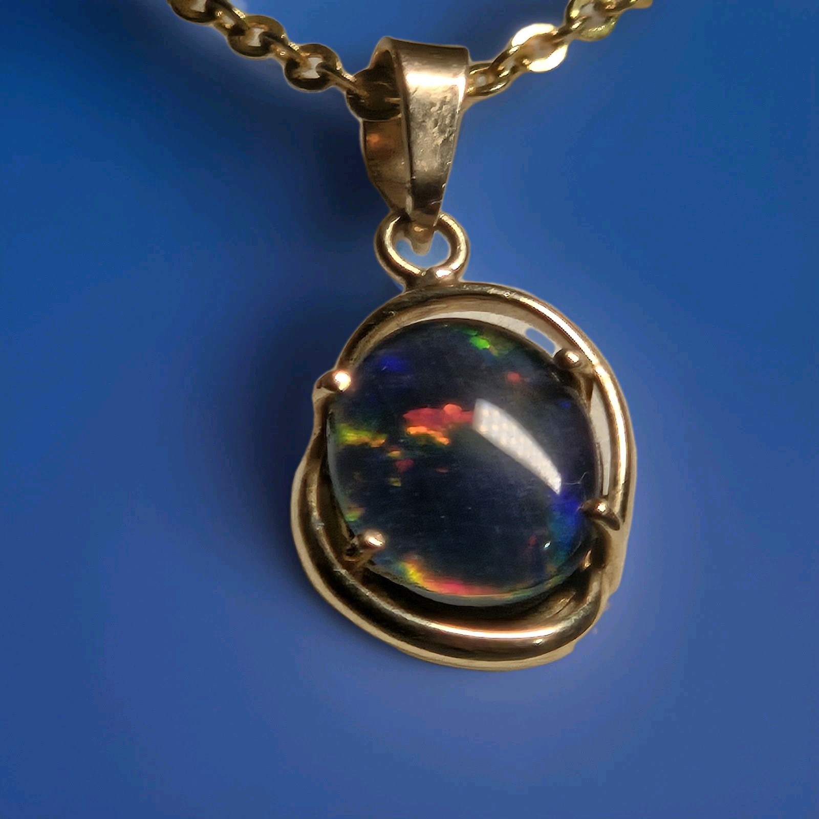 14K(585) Gold Vibrant Firy  Australian Black Opal Pendant & 18k Gld Plated Chain