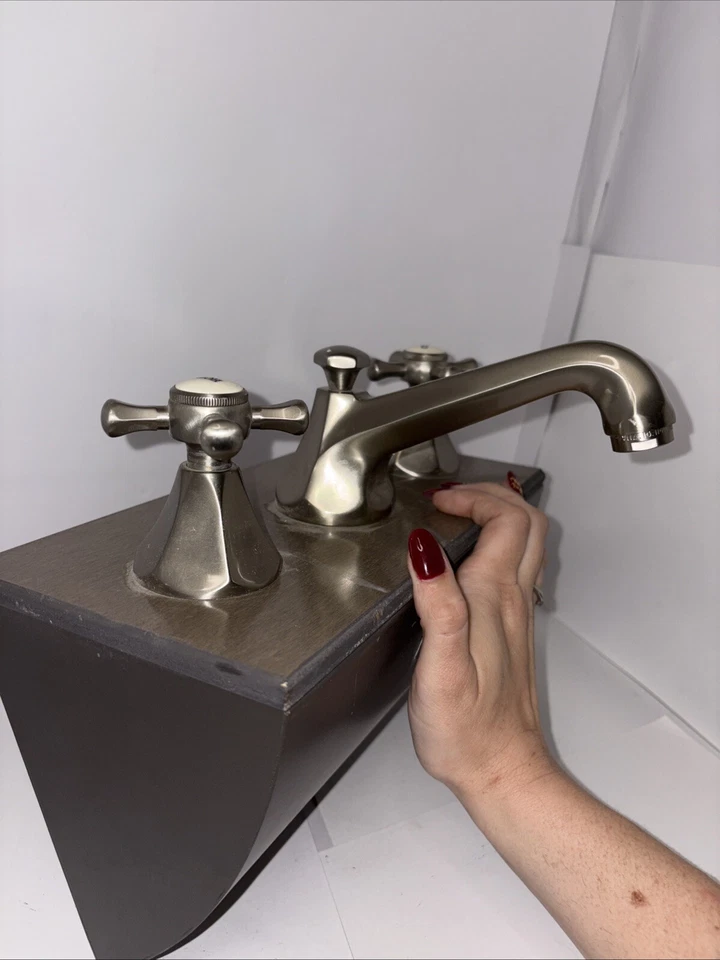 Grifo de baño de níquel Jado en exhibición de tienda frío caliente Foto 4 de 4