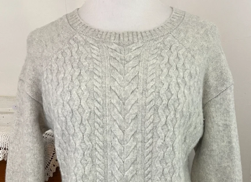 Suéter gris jaspeado tejido con cable de lana halógena de cachemir ~ S Foto 2 de 4