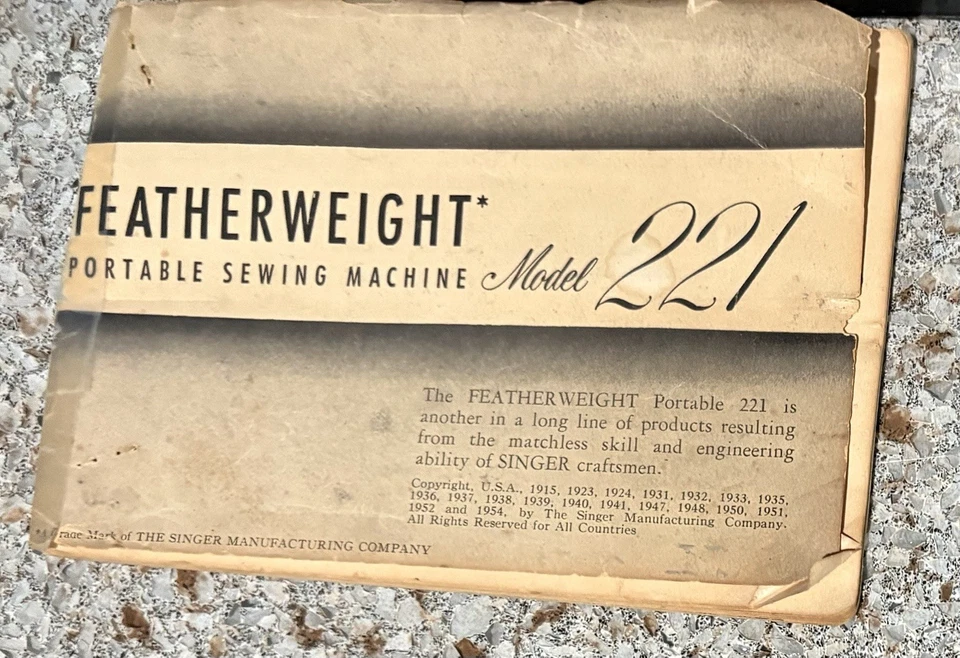 Máquina de coser Singer Featherweight 221 de colección completa probada funcionando con estuche Foto 4 de 4