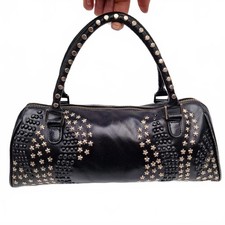 Borsa baguette di design nera vintage in pelle con borchie di stelle