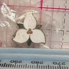 Trillium Flower   Lapel Pin