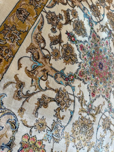 Exquisite 6x2 ft Hand-Tufted 100% Silk Carpet – Masterpiece from Kashmir - Picture 7 of 10