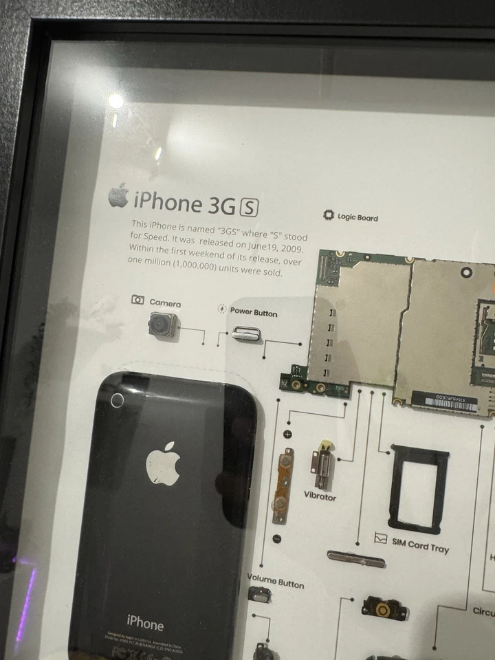 Quadro Apple iPhone 3GS Smontato – Arte Tech | Cornice nera | design unico - Immagine 3 di 4