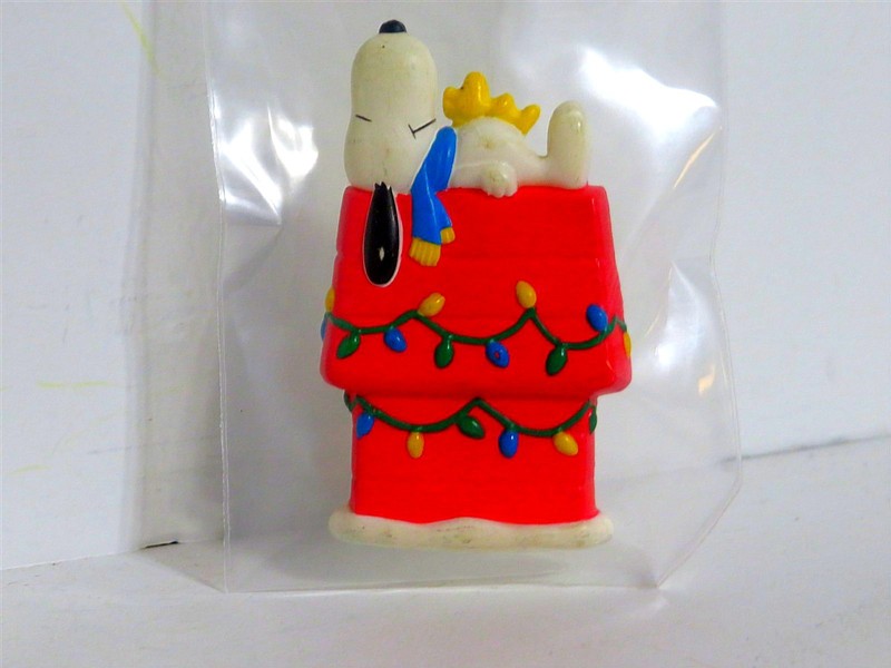 SNOOPY PEANUTS CHARLIE BROWN HALLMARK CHRISTMAS HOLIDAY LAPEL PIN FIGURE JEWELRY