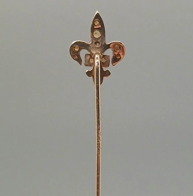 Antq Fleur de Lis 10k stick pin w/ natural pearls in Farrington presentation box - Image 3 of 4