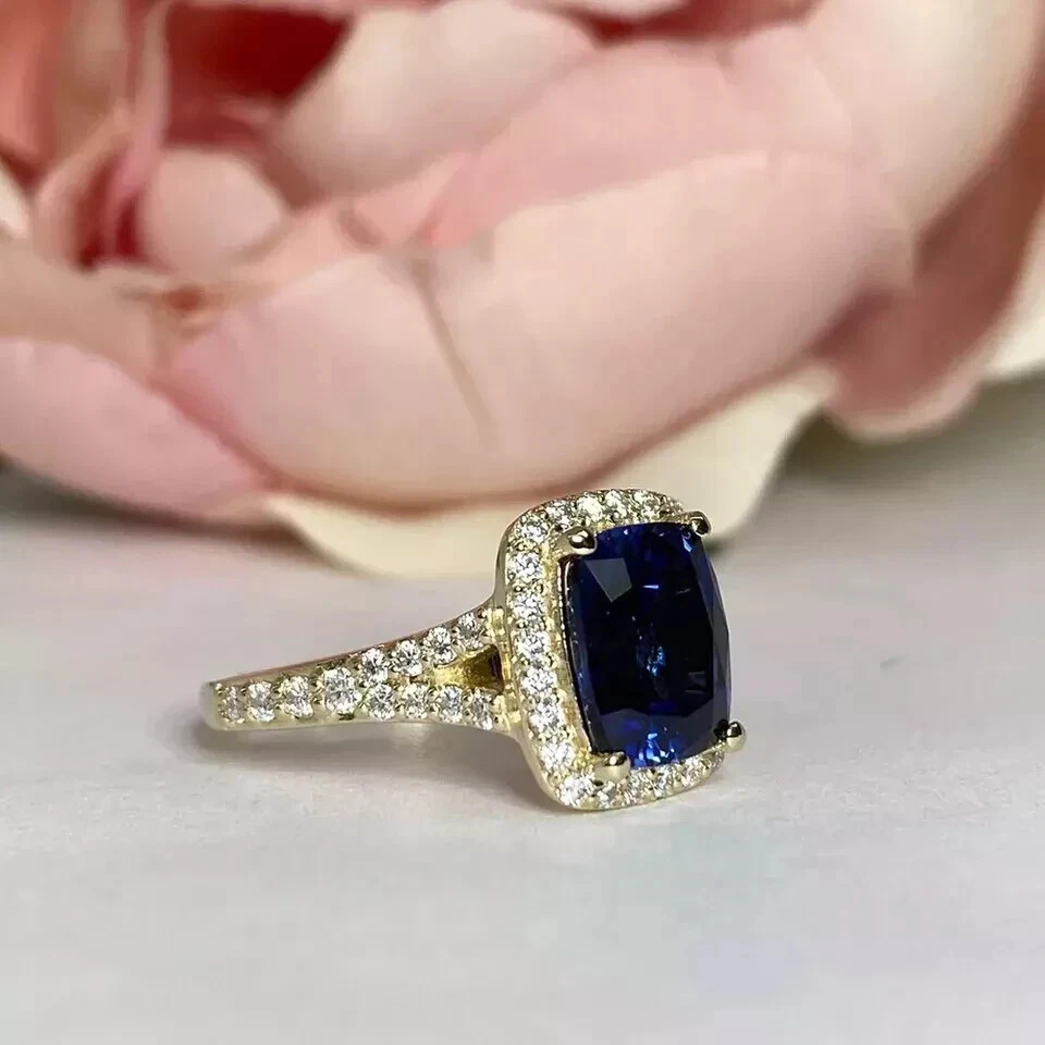 Alianza de diamantes y zafiros naturales de corte cojín de 5,40 quilates de oro blanco sólido de 14 quilates Foto 3 de 4