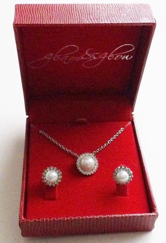 Juego de collar y pendientes Glam & Glow tono plata y perla sintética en caja de regalo nuevo con etiquetas - Imagen 7 de 7