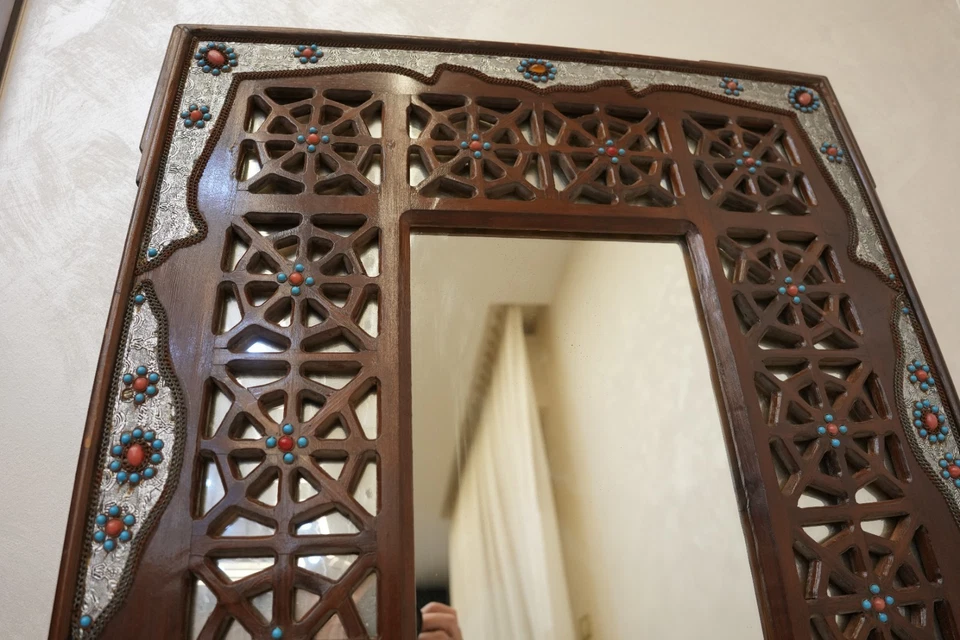 Antiguo marco de celosía de espejo de madera marroquí hecho a mano con incrustaciones de metal y gemas Foto 4 de 4