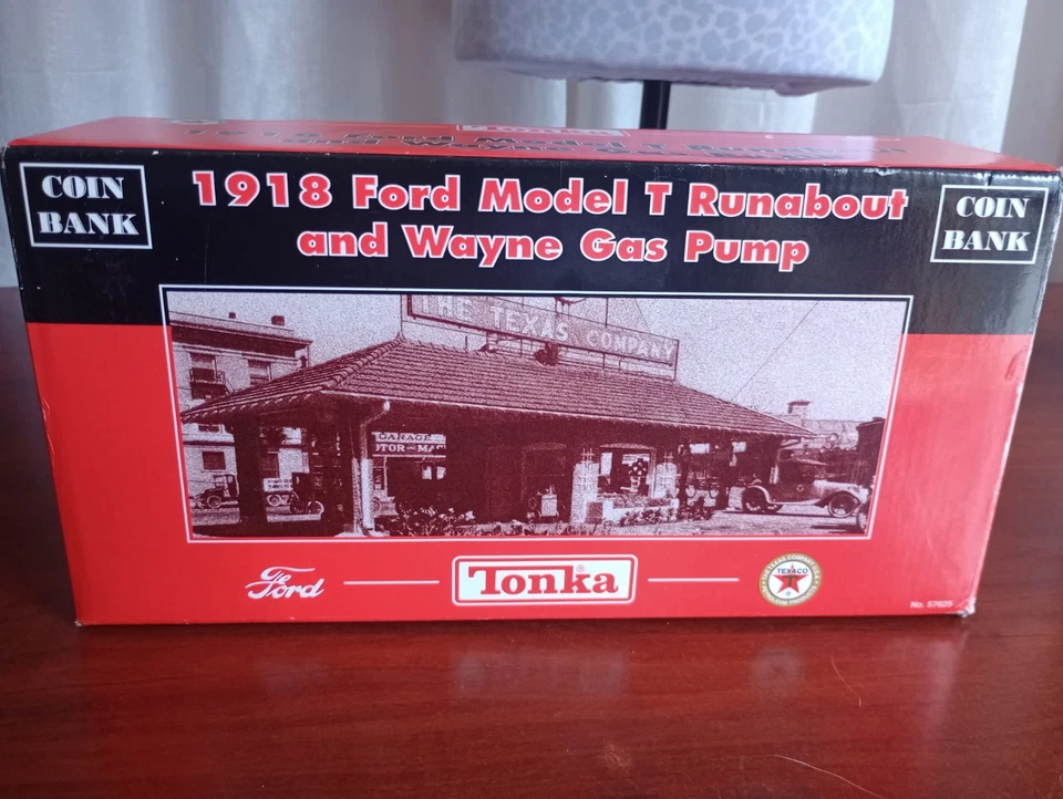 Gearbox Tonka 1918 Ford Model T Runabout Coin Bank & Wayne Gas Pump Texaco 57625 - Image 2 of 4