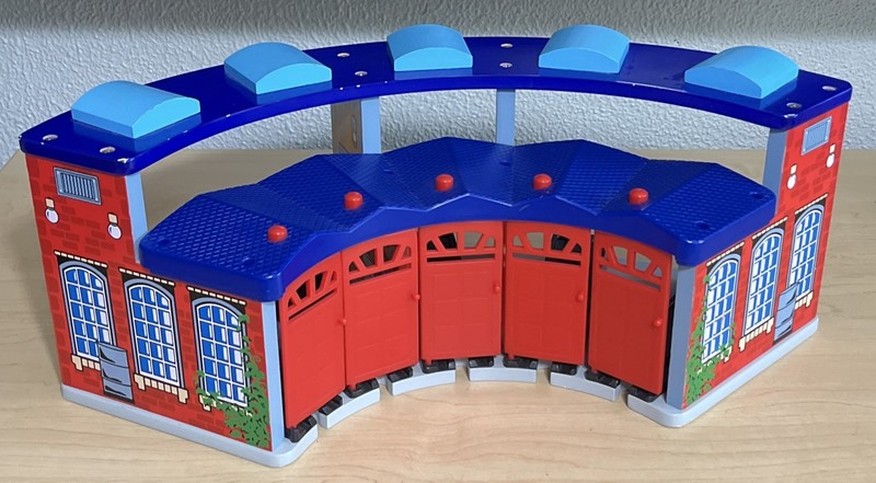 Maxim Round House Wooden Thomas  Train Track Shed 
