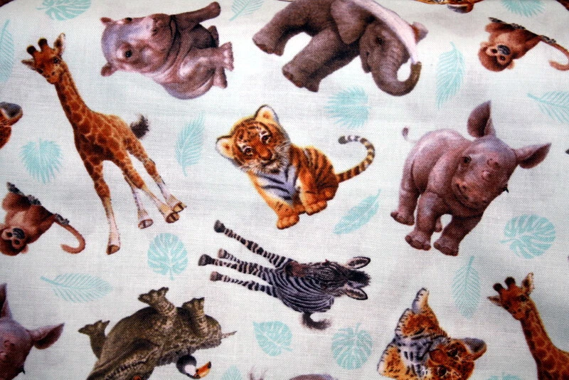 LINDOS ANIMALES BEBÉ EN VERDE CLARO DE ELIZABETH'S STUDIOS - TELA 100% ALGODÓN Foto 4 de 4