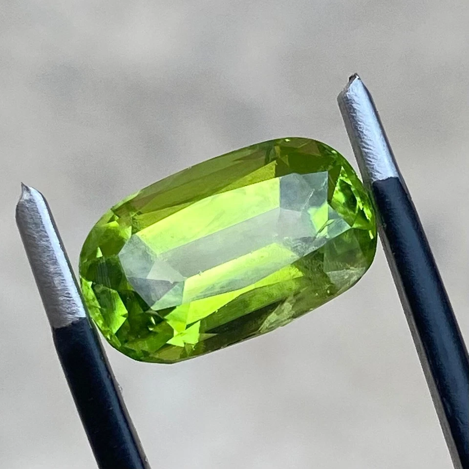 4.70 CT Natural Peridot Loose Gemstone from Pakistan - Image 3 of 4