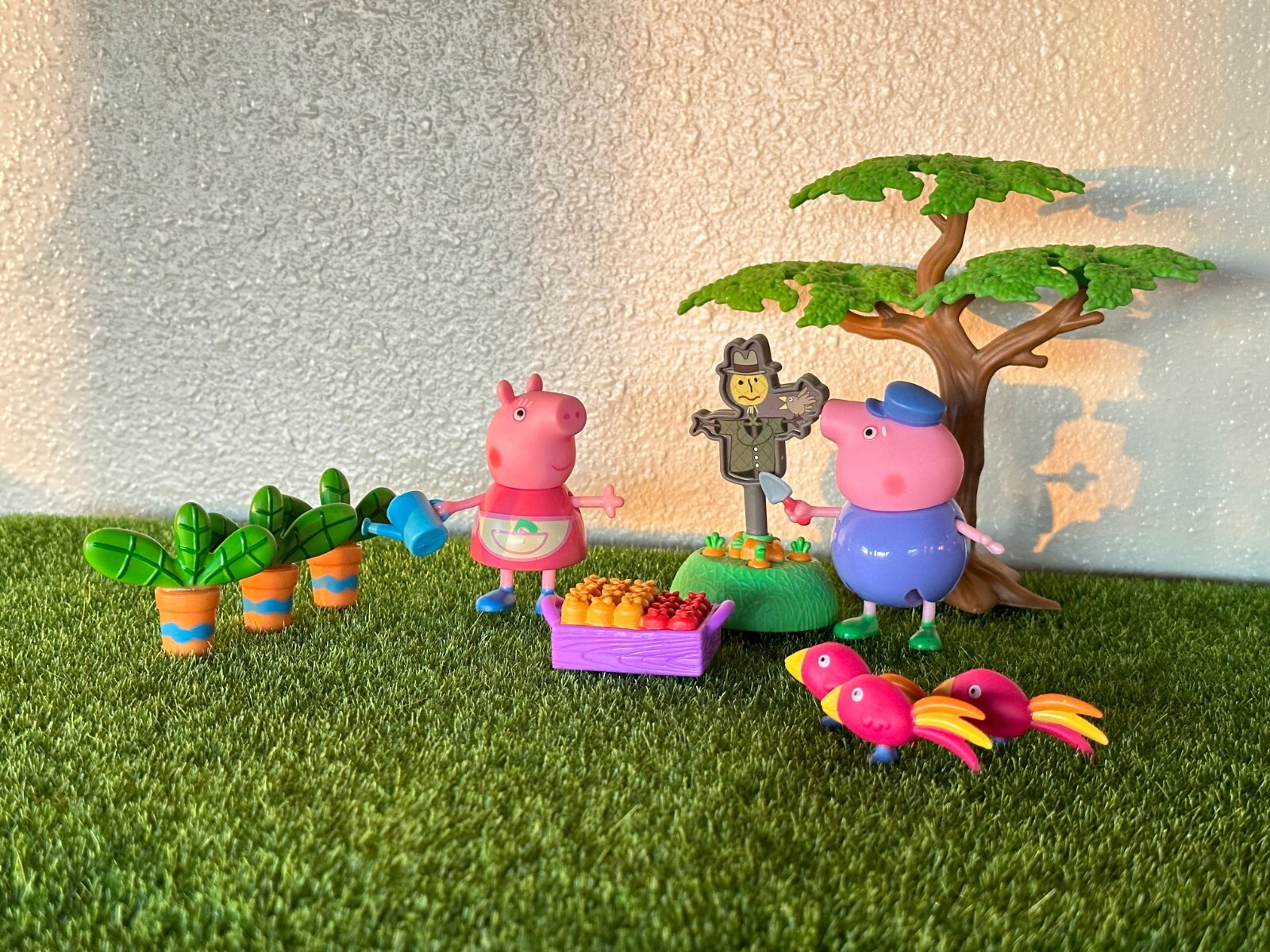 Open-box GC Watering Granny Pig & Shovel Grandpa Pig & Pink Bird In The Garden