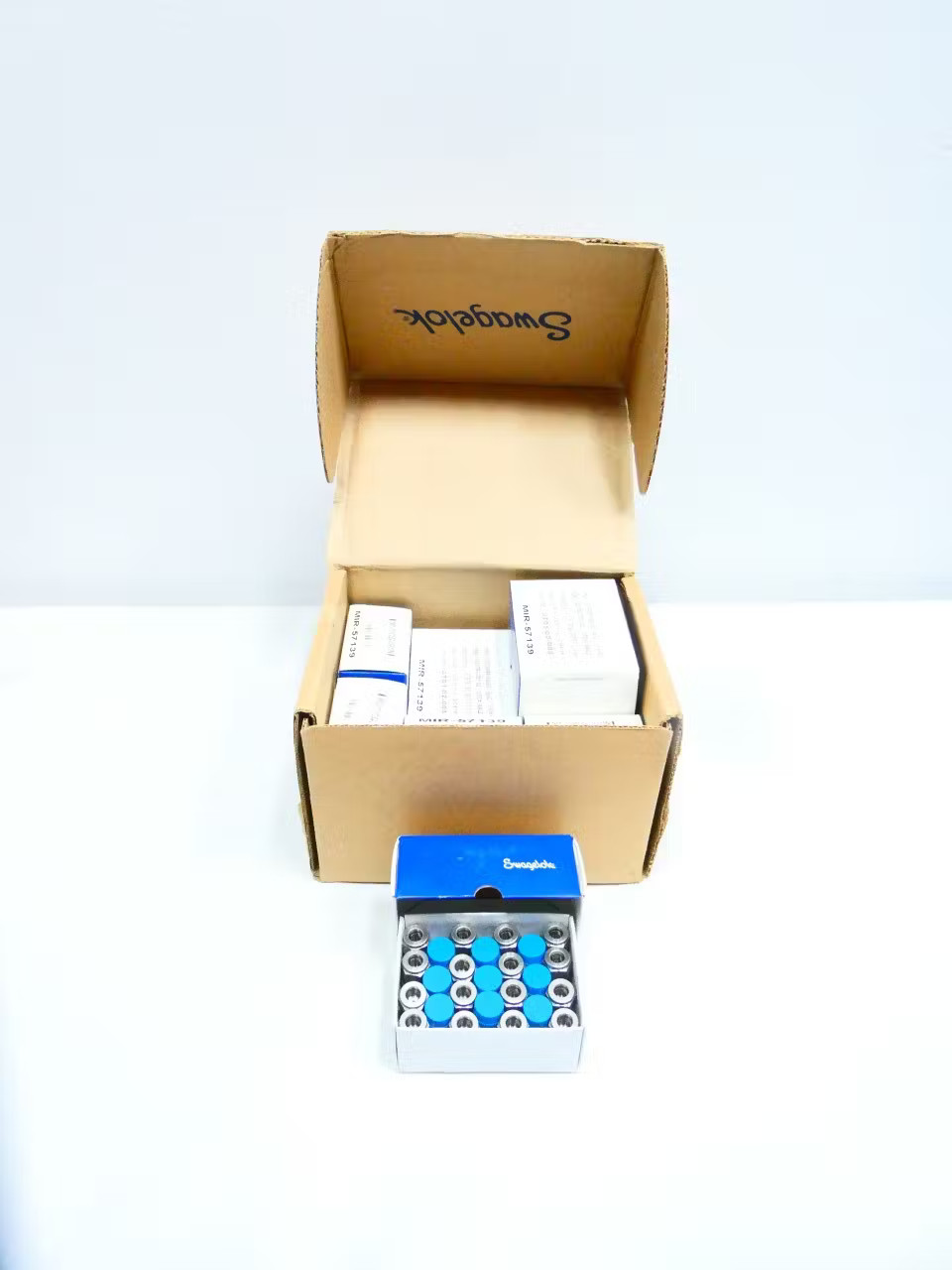 Box Of 250 Swagelok SS-600-1-6 Stainless Male Connector 3/8in Npt X 3/8in Tube