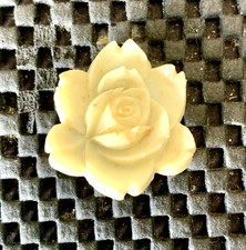VINTAGE WHITE ROSE PLASTIC PINBACK BROOCH 1 1/4" X 1 1/4"