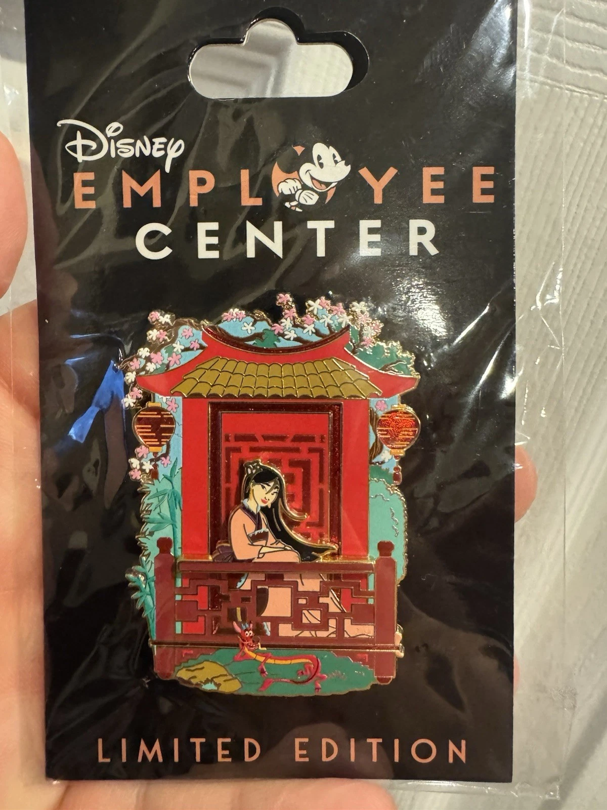 DEC Mulan Pin Window of Wonder LE 400