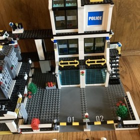 LEGO CITY 7743 & 7744 Police Headquarters 100% Complete w/Minifigures & Manuals