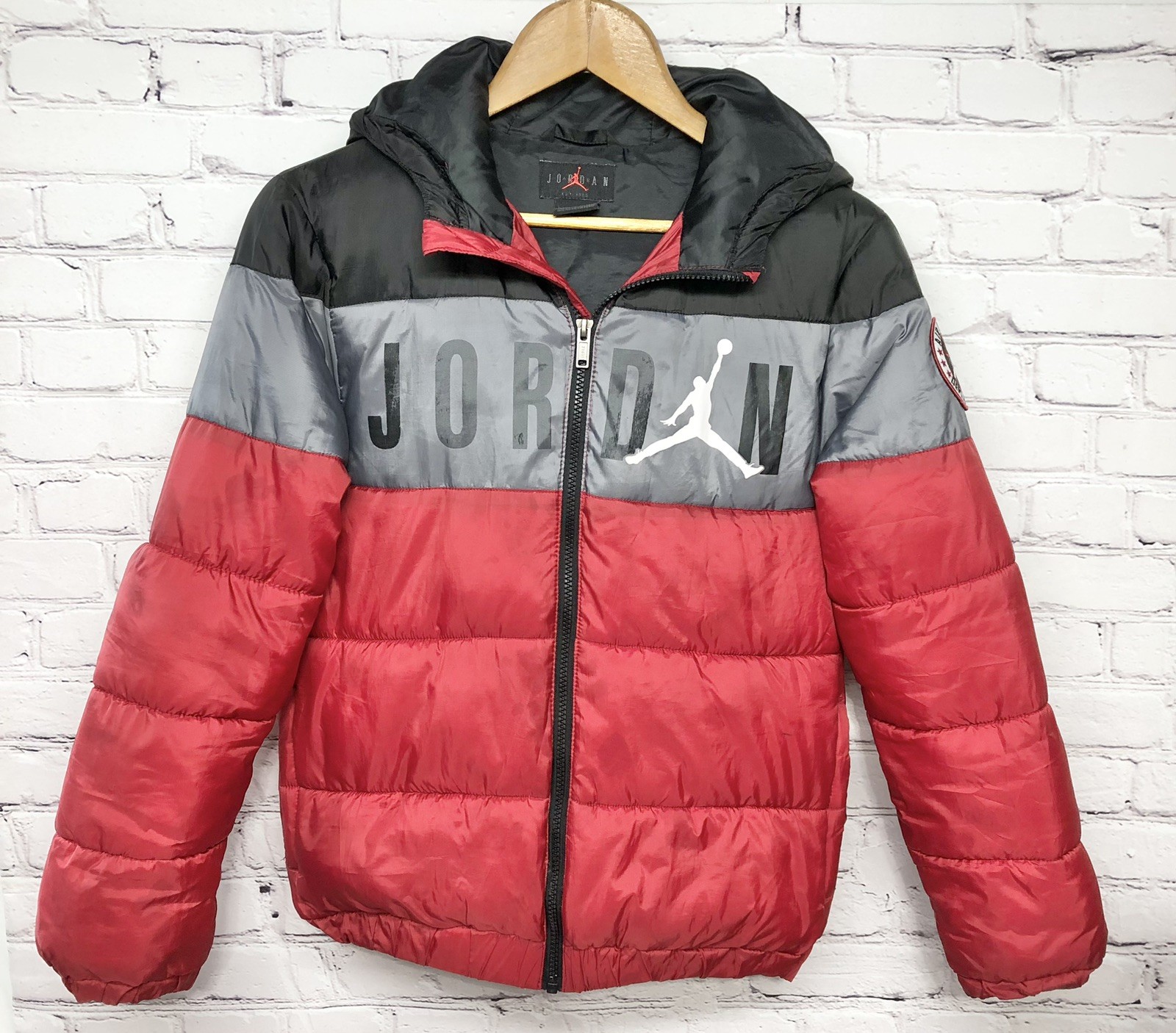 SACAI X NIKE Nike Air Michael Jordan Cappotto Giacca Puffer con Cappuccio Taglia Youth Large L **leggi**