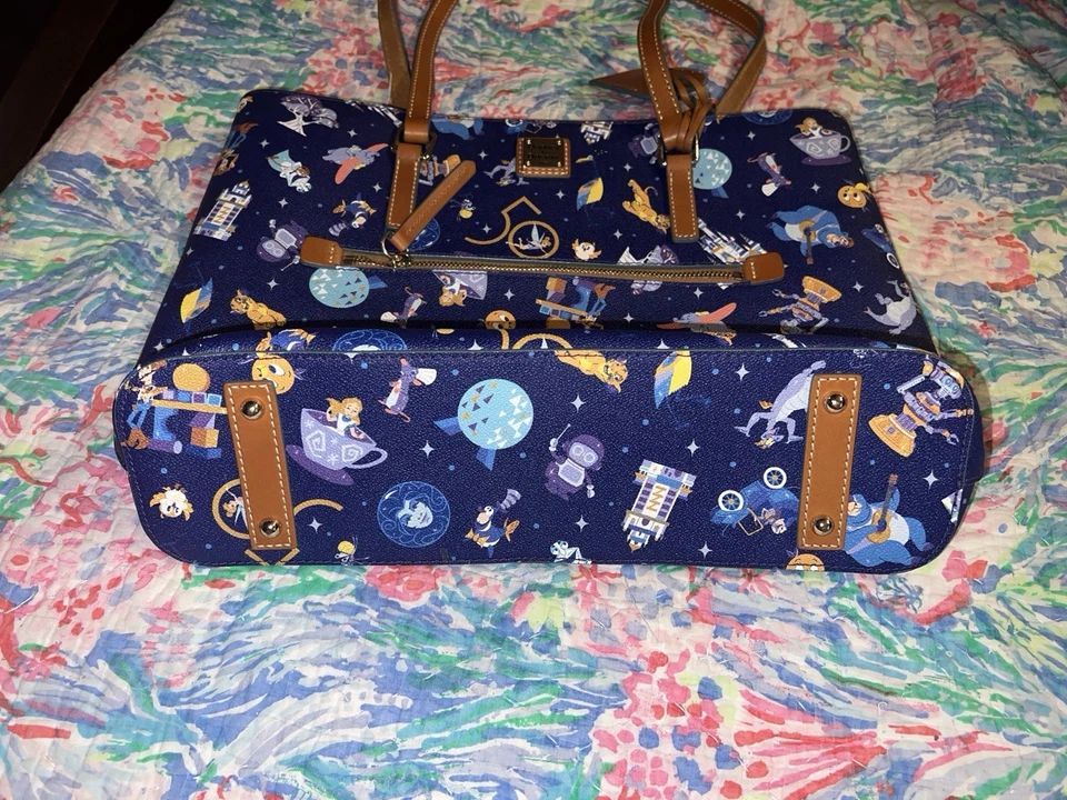 Сумка с короткими ручками Disney Parks 2022 50th Anniversary Park Icons синяя Dooney & Bourke - Изображение 3 из 3