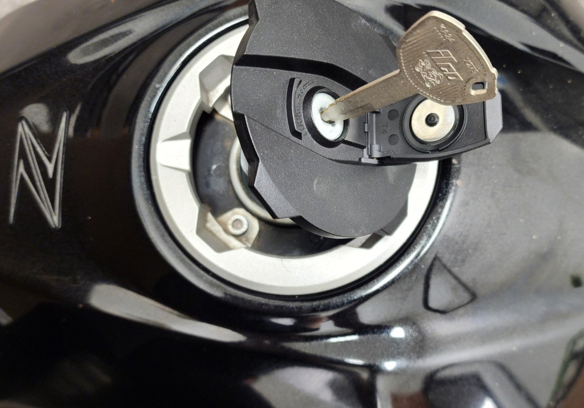 m. 18-23 Kawasaki Ninja EX 400 Fuel Tank Assy w/ Fuel Pump Cap Key