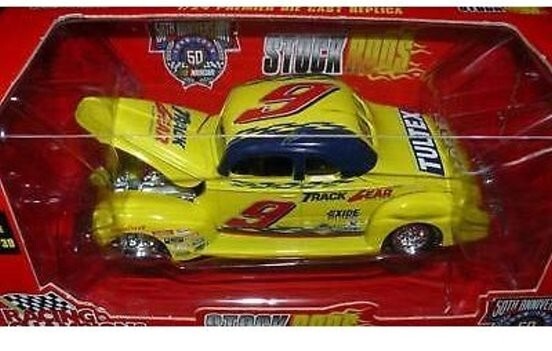 1/24  -  1/25  ( IT ) model of  a 1940 Ford coupe race car #9  Track Gear stock