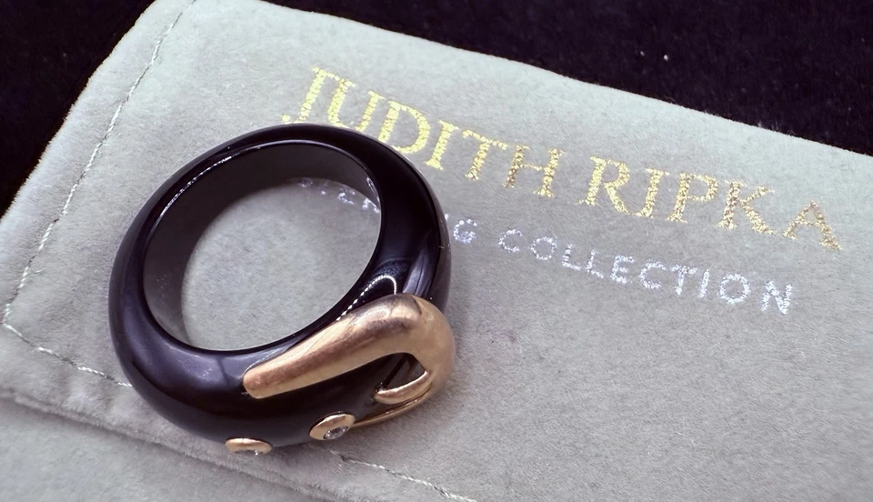 Anillo Judith Ripka de ónix negro, oro amarillo de 14 quilates y hebilla de diamantes Foto 3 de 4