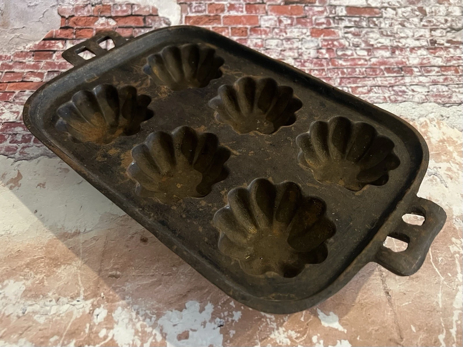 Antique Cast Iron 6 Cup Muffin Pan Turks Head Closed Frame w/ Handles Stamped R