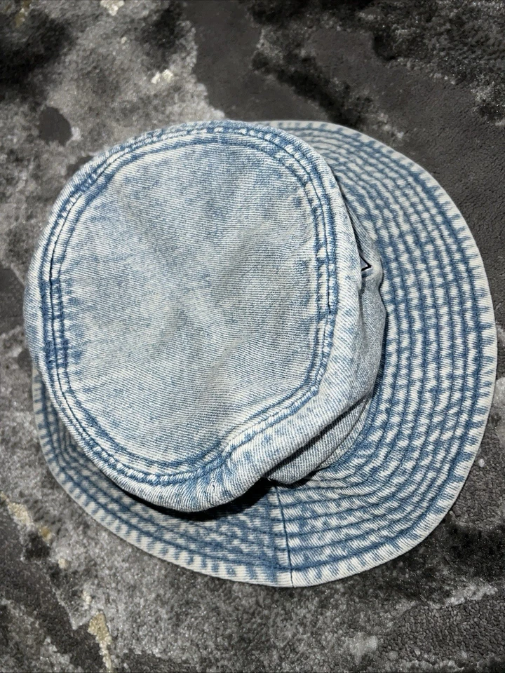 Sombrero de cubo Guess, excelente estado, talla I/s Foto 3 de 4