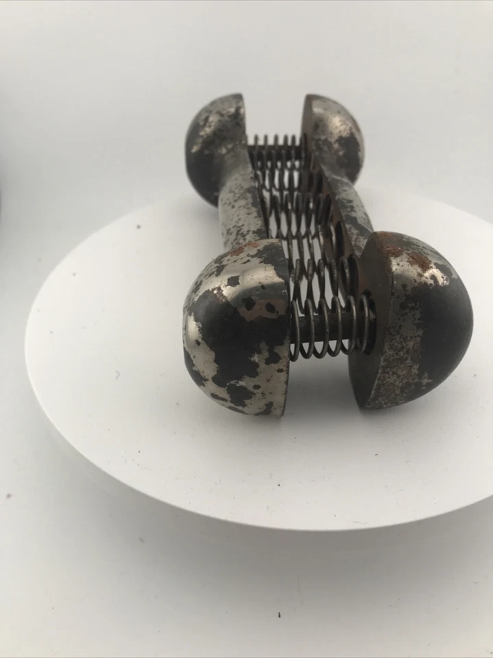 Mancuerna antigua vintage de metal fundido con agarre de resorte Foto 4 de 4