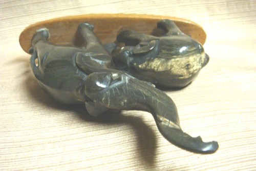 Vintage Mama & Baby Elephants - Hand Carved Ox Horn on Wooden Base - Picture 8 of 11