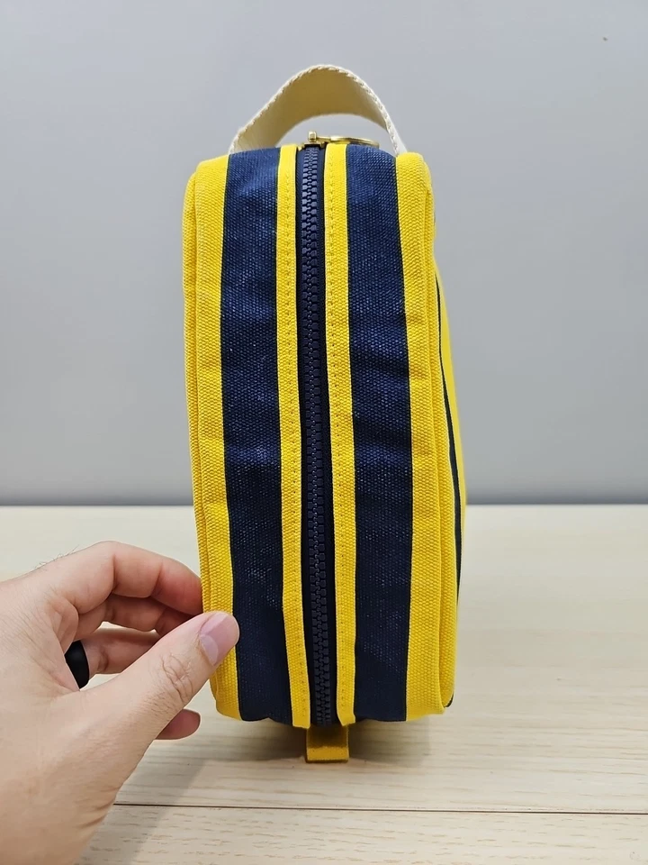 Kit doble a rayas de rugby: blazers de remo x objetivo bolsa de artículos de tocador de rugby con puntas de viaje Foto 4 de 4