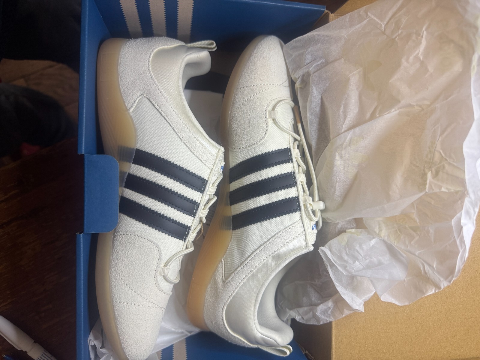 Talla 9.5 - Bailarina Bad Bunny x Adidas Off White Negro Goma