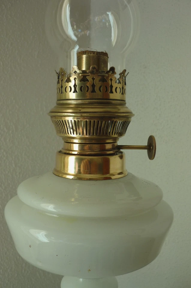 LAMPE  A  PETROLE  DE  TABLE  ANCIENNE  et  SPLENDIDE. EPOQUE FIN DU XIX ° - Photo 3/4