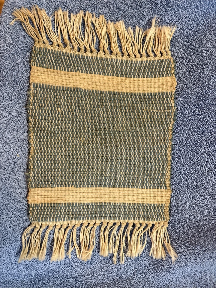 Antigua alfombra azul vintage TYNIETOY TEJIDA A MANO con flecos casa de muñecas miniatura Foto 3 de 4