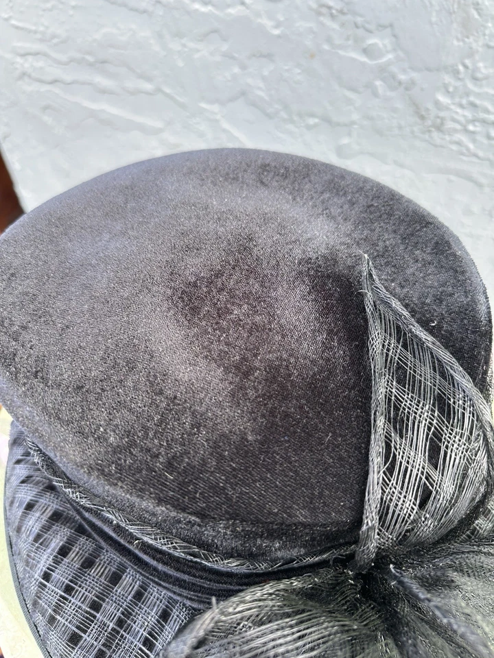 Elegante Sombrero Negro Terciopelo y Malla con Lazo Grande y Plumas - Sombrero Formal Iglesia Foto 2 de 4