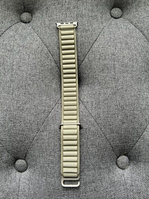 Genuine Apple Watch Band Alpine Loop (49mm) Green - Medium (Fits 145mm - 190mm)