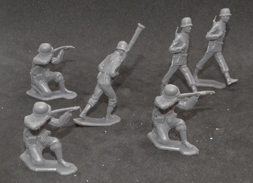 Lot of Vintage Marx German American Army men US WWII 1/32 Toy Soldiers Plastic - Picture 2 of 8