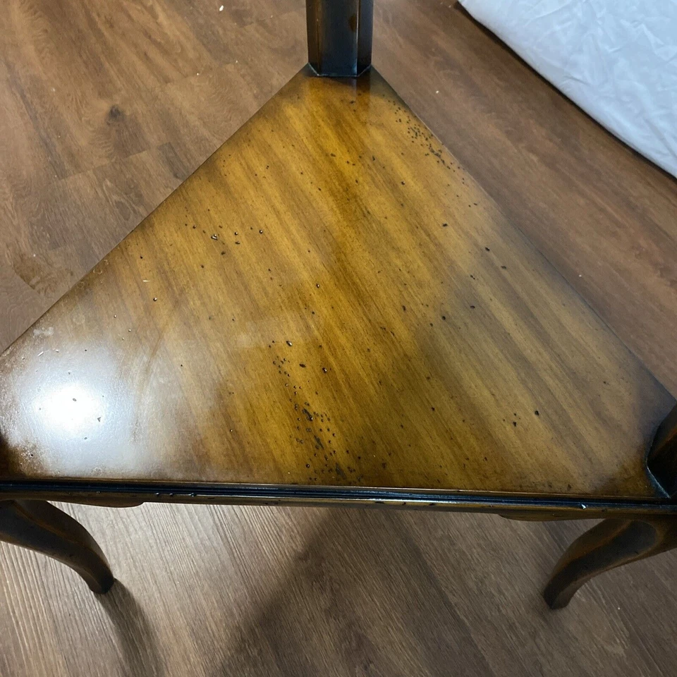 MESA AUXILIAR THEODORE ALEXANDER Chateau De Vallois Triángulo Pino Provincial Francés Foto 4 de 4