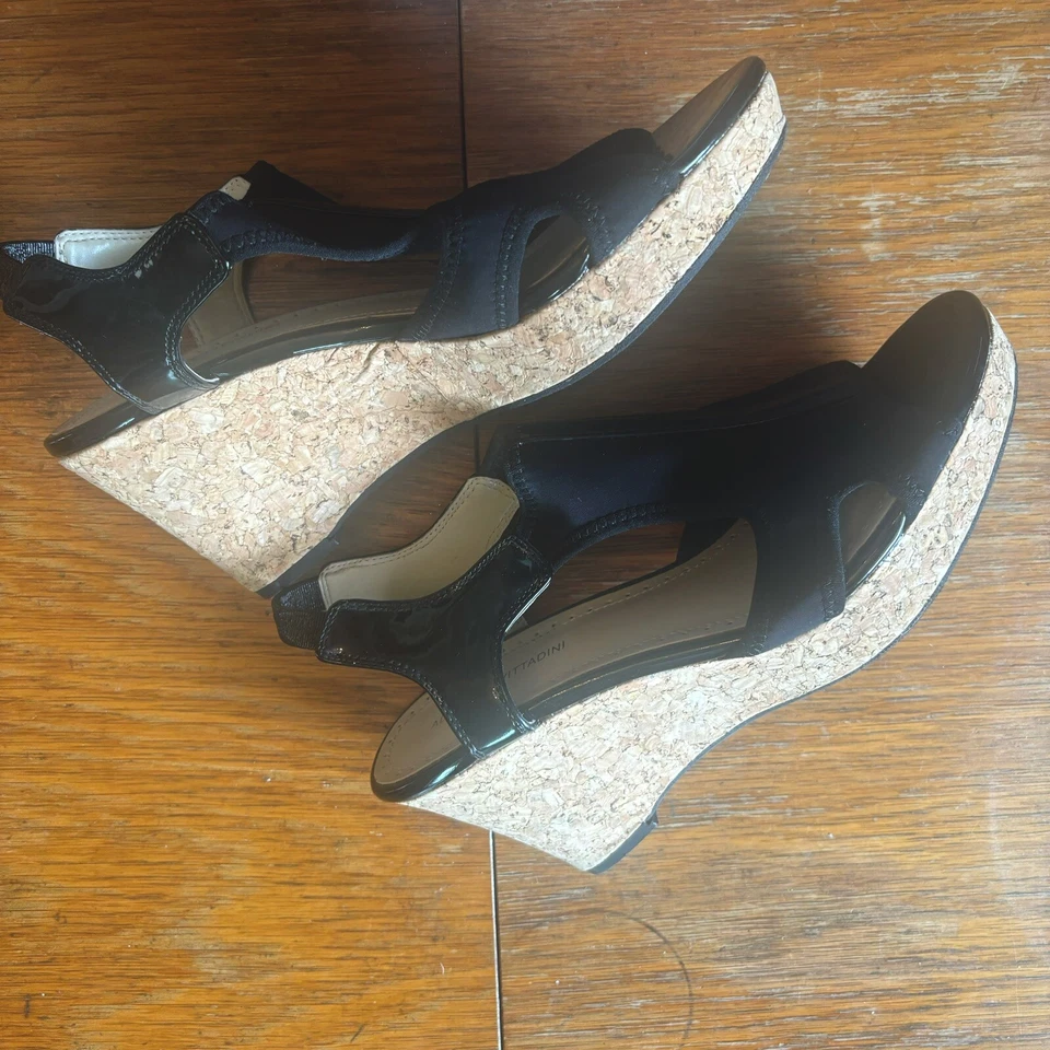 Zapatos Adrienne Vittadini para mujer 8,5 M negros con tira trasera elásticos punta abierta cuña Foto 3 de 4