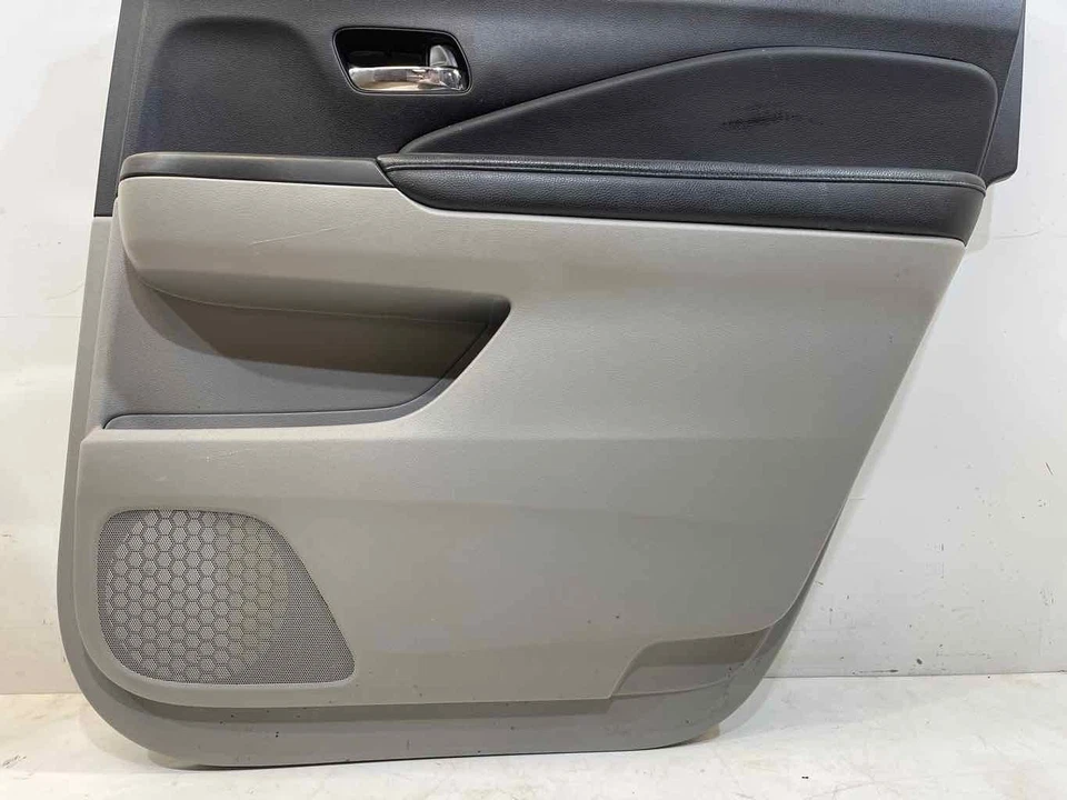 Panel de moldura de puerta de pasajero trasero derecho Honda Pilot 16-22 con parasol gris OEM Foto 3 de 4