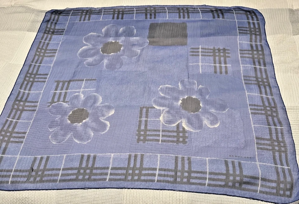 Cuadrado grande vintage 34x33 pulgadas azul, negro geo. Estampado - Seda - Burberry - VS-72 Foto 4 de 4