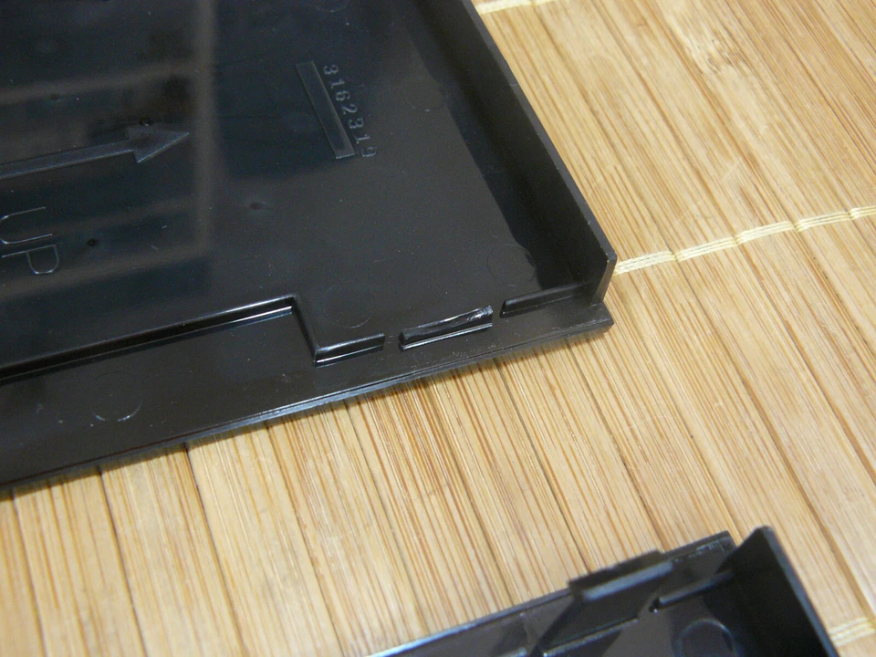 BANG & OLUFSEN BEOSOUND OUVERTURE 2631 MUSIC CENTRE PARTS: SIDE PLASTIC PARTS - Imagen 4 de 4