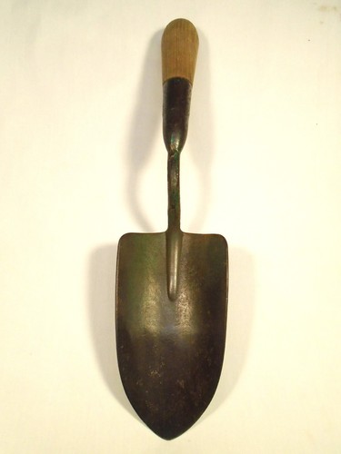 ANTIQUE HVY STEEL HAND GARDEN SPADE TROWEL WOODEN HANDLE PERFECT