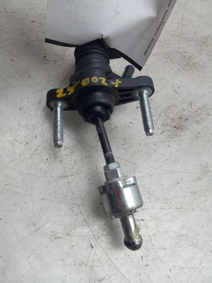 06-10 TOYOTA YARIS S 1.5L CLUTCH MASTER CYLINDER MANUAL TRANSMISSION - Image 3 of 4