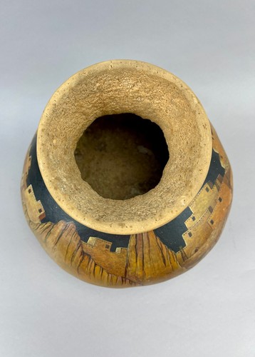 Large Hand-Painted Gourd Vase – Pueblo Cliff Dwelling Scene – Signed Barbetta K - Picture 5 of 14